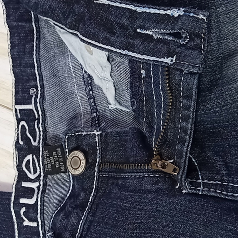 rue 21 Distressed Jean Capris 7/8 - Picture 13 of 16
